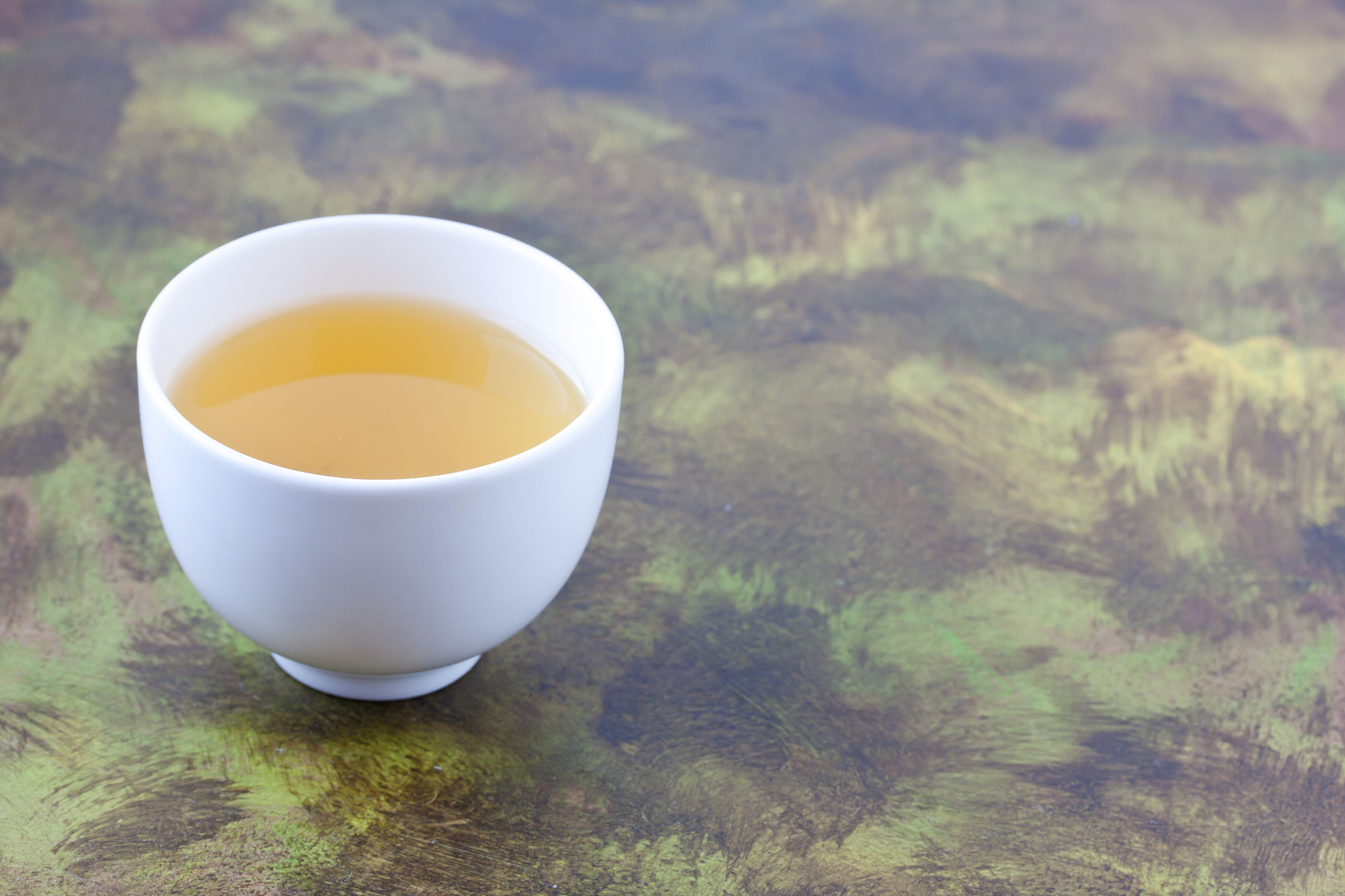 绿茶的好处与禁忌：哪些人适合喝？哪些人需要避免？