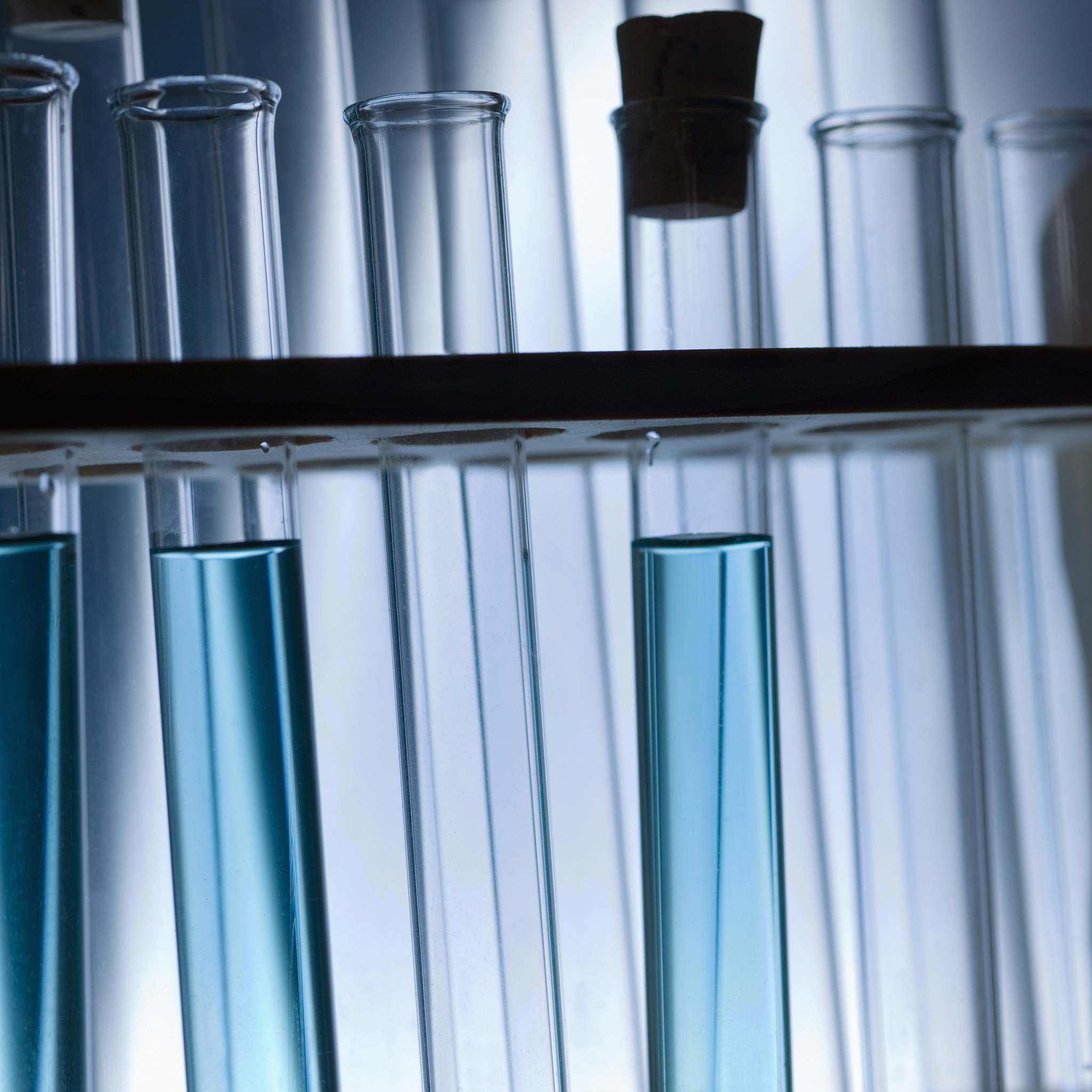 帮我翻译一篇科技文本从中文到英文：1引言熔石英玻璃作为典型的宽禁带介质材料广泛应用于制造光栅、真空窗口、屏蔽片和透镜等器件。为了实现高精度熔石英玻璃的批量制造国内外普遍采用磨削成形→精密研磨→超精密抛光的工艺流程。其中抛光加工作为光学材料精密超精密制造工序的最后一个步骤对元件的加工质量和表面完整性有着重要作用。传统的化学机械抛光技术通过化学能和机械能的耦合作用获得光洁平整的表面但由于工件在加工过程