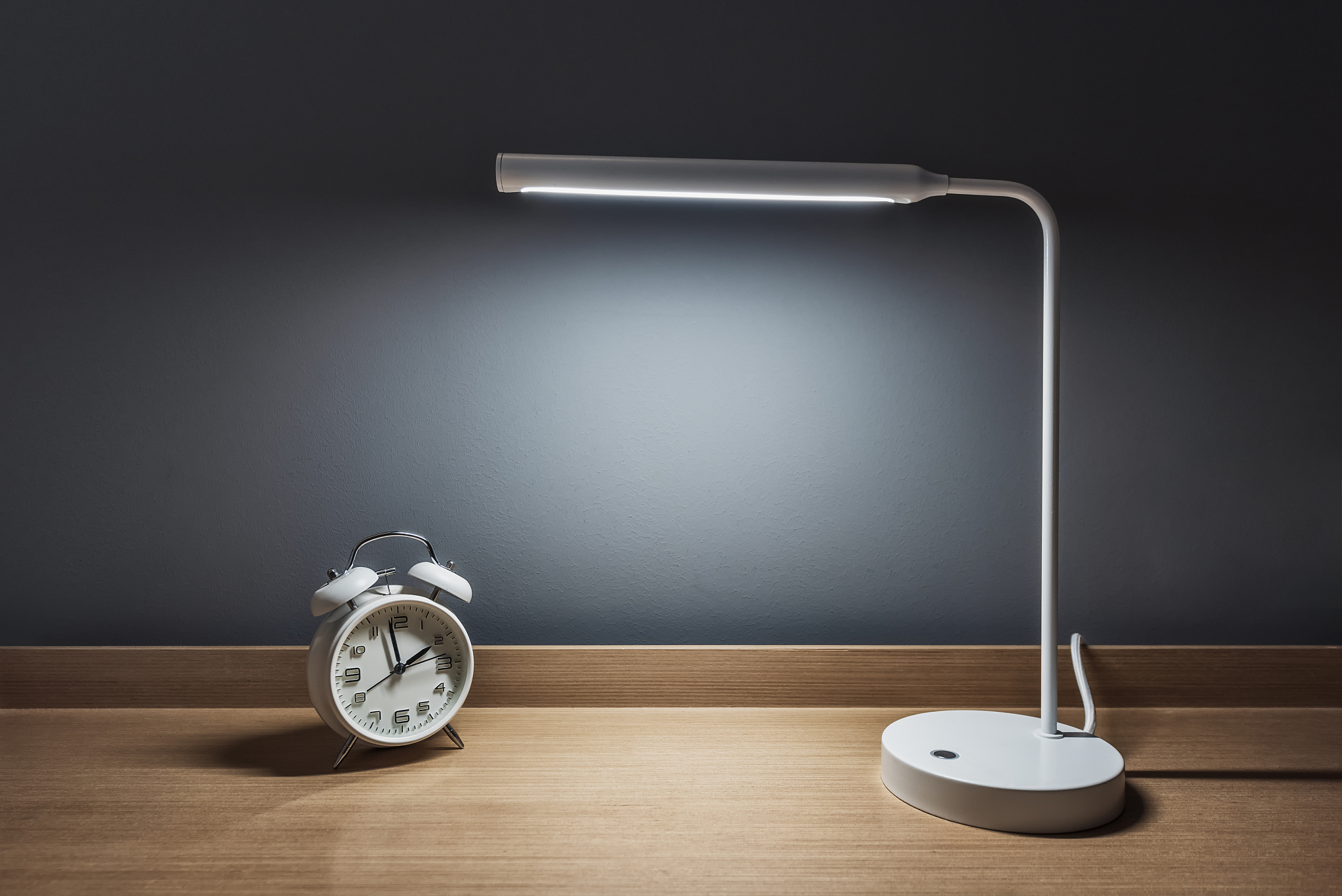 将冒号后的话用你的话复述一遍字数要求至少100字：台灯本来是一个非常简单的照明工具就是一个电源加一个灯泡但是随着科技的进步人们开始对台灯的功能要求也开始日渐提高。所以它的功能也由简单的照明开始向其他的节能和护眼等方面发展有些台灯还添加了闹钟和定时等功能。