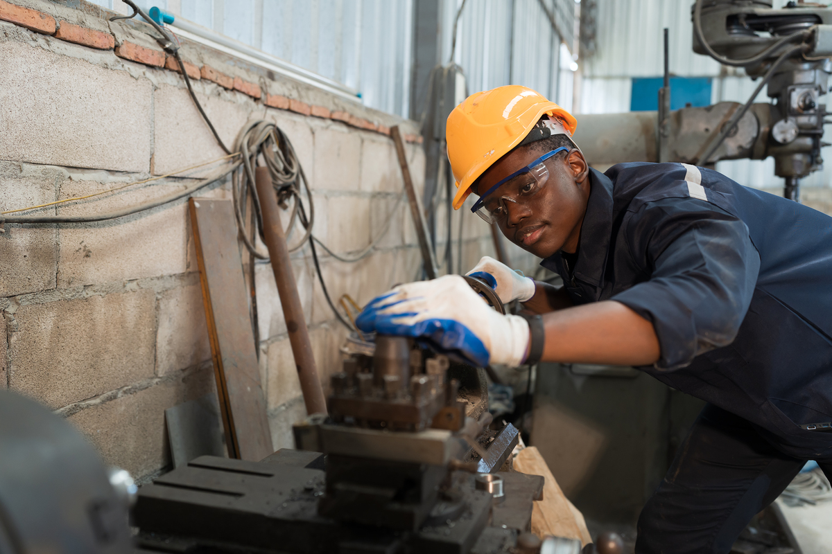 成都电焊机厂技工学校专业介绍：焊接技术、机电一体化等热门专业