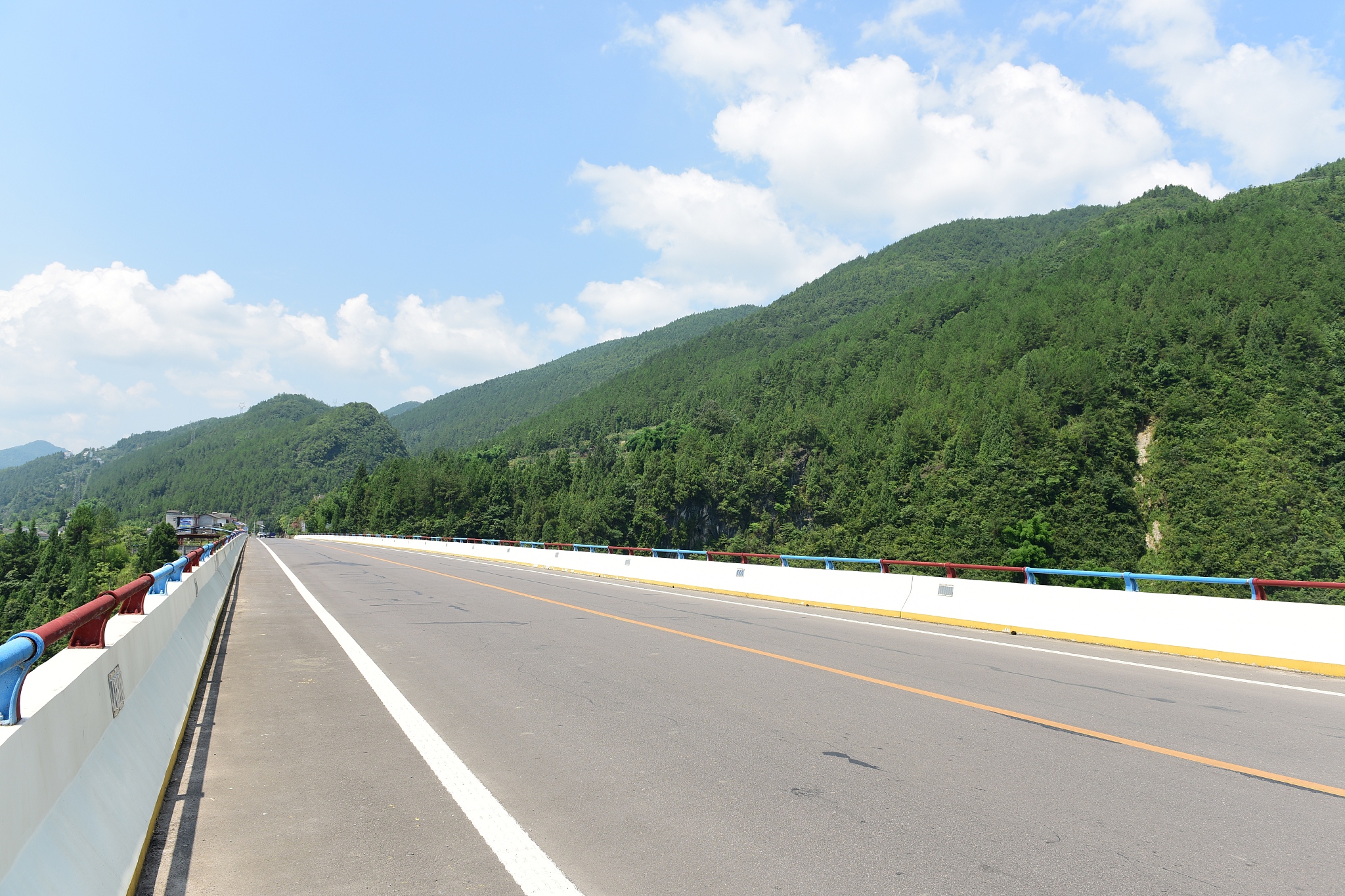 315u型公路：连接成都雅安，四川重要南北向交通干线