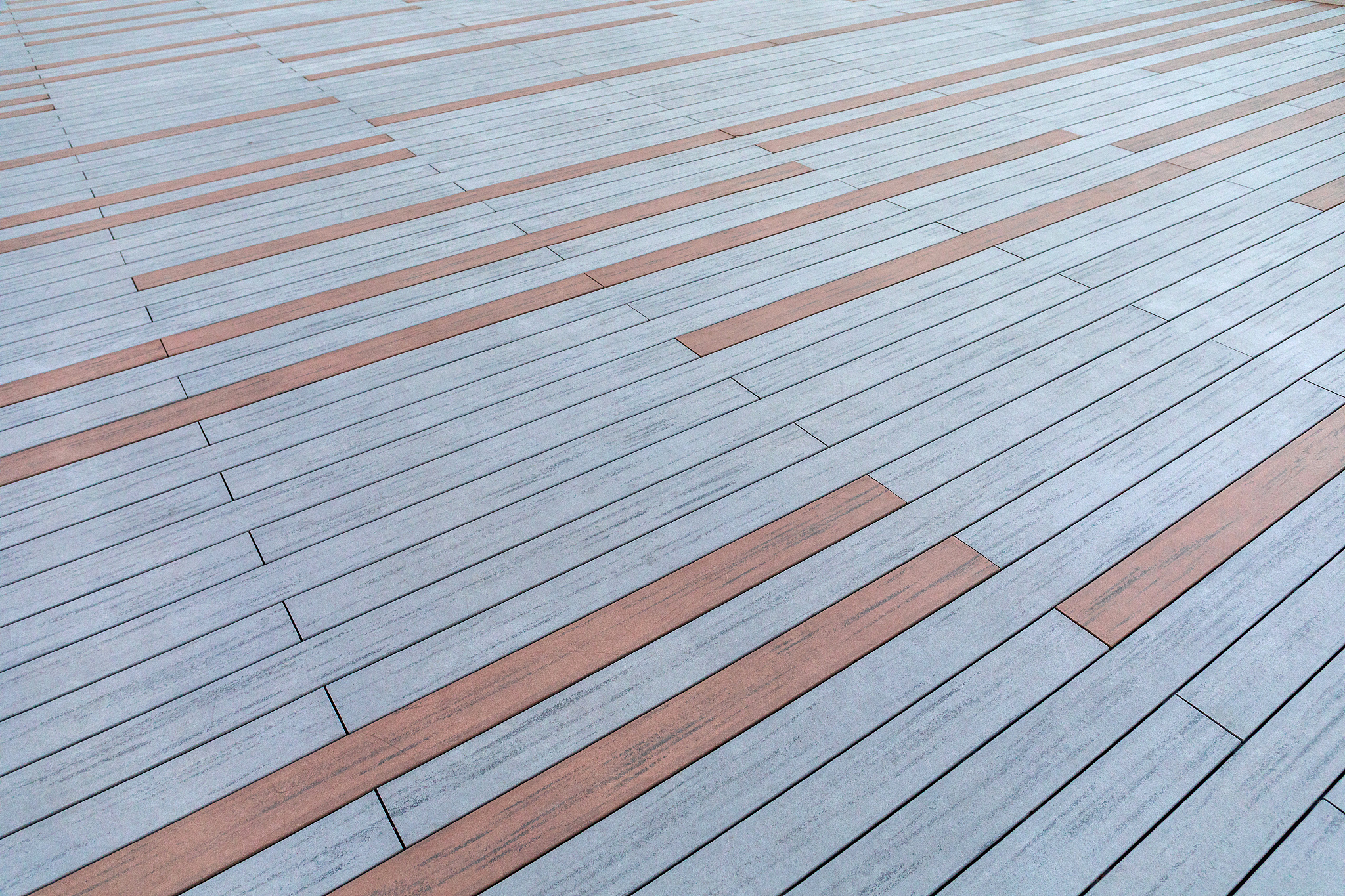 对客户家露台进行地面铺户外地板施工工作的视频封面疑问宣传文案