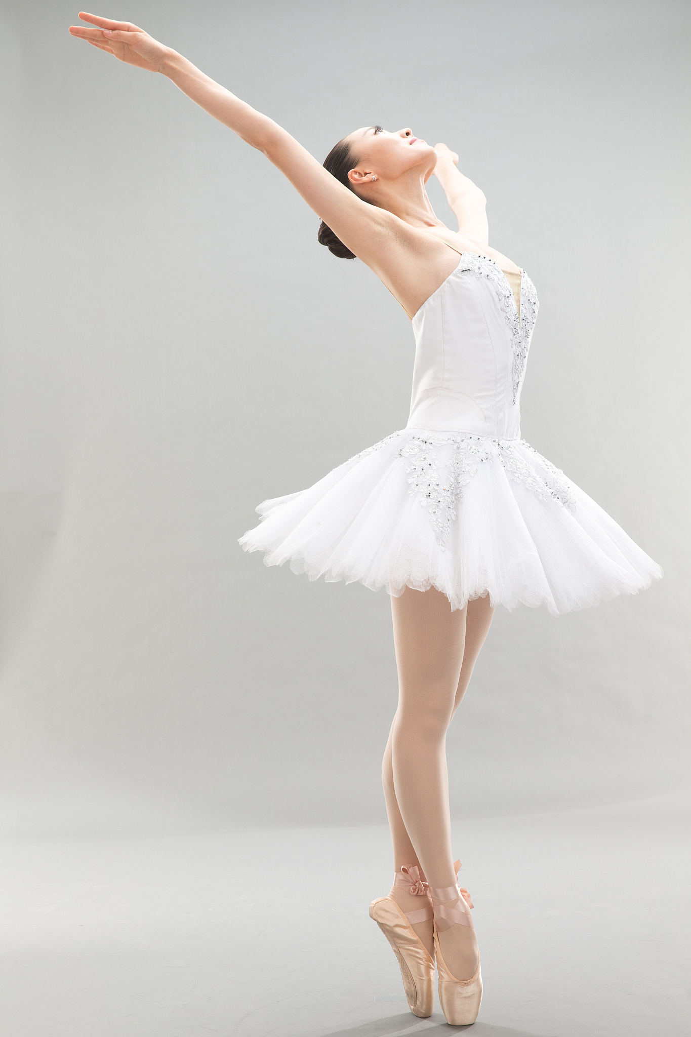 关于古典舞的问题1 古典舞是什么？古典舞是一种源于欧洲宫廷舞蹈的舞蹈形式起源于17世纪以优雅、精致和高雅著称。2 古典舞和芭蕾舞有什么区别？古典舞和芭蕾舞都起源于欧洲宫廷舞蹈但古典舞更注重舞者的身体线条和姿势而芭蕾舞则更注重技巧和表现力。3 古典舞的特点是什么？古典舞的特点是优雅、精致、高雅舞者的姿势和动作都非常优美。古典舞还注重舞者的身体线条和姿势以及对音乐的精准配合。4 古典舞的起源和发展历史