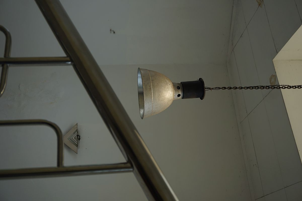 请严格按照公文的格式写一份以一到四幢宿管会的名义就寝室亟待解决的问题向学院后勤管理中心递交的请示。其中亟待解决的问题请描述为日光灯老旧、通水断断续续和晚上十一点后断网、断电严重影响同学夜生活之类的。