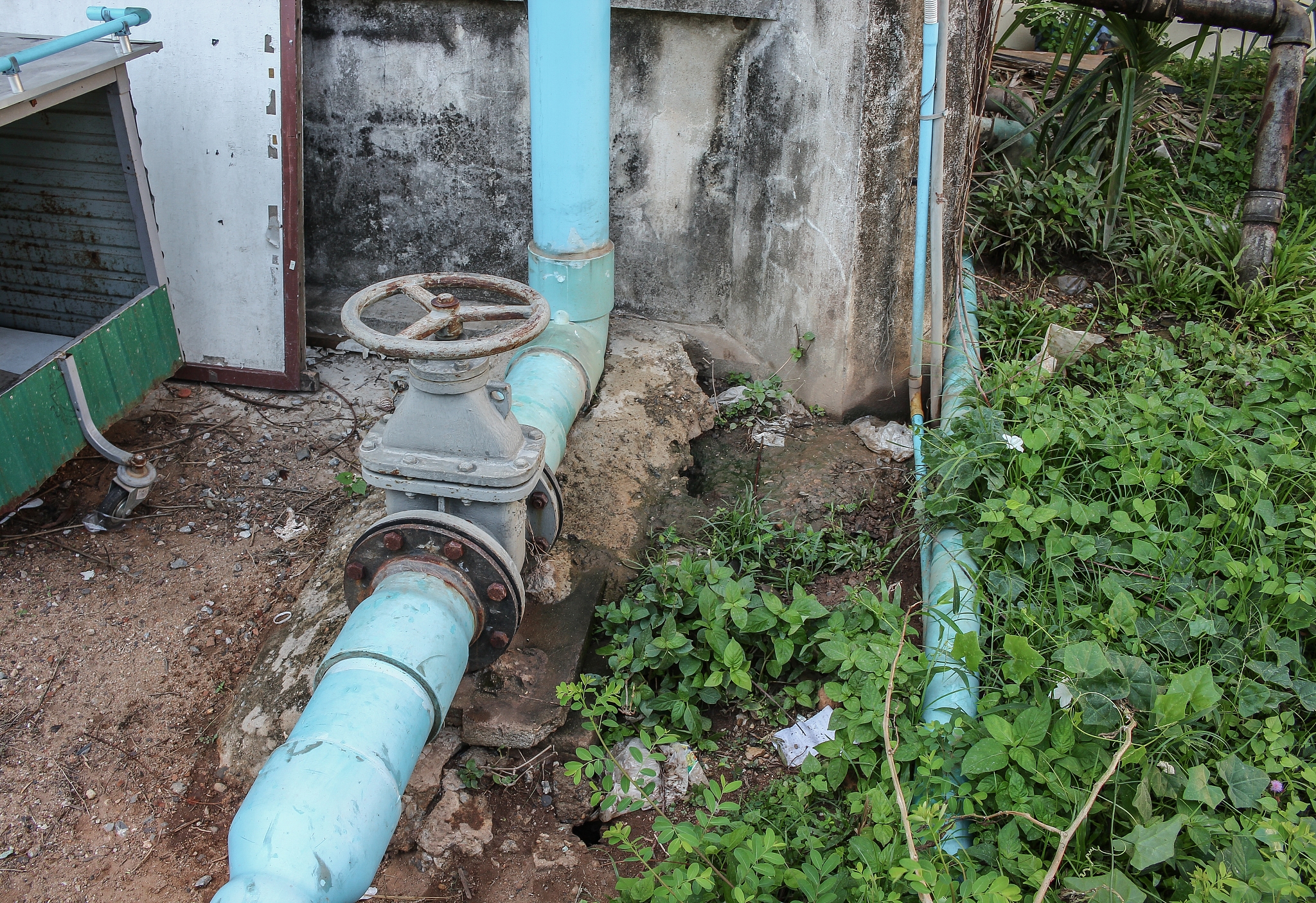 餐饮商户排水管道堵塞，工程部紧急加班疏通，展现优秀事迹