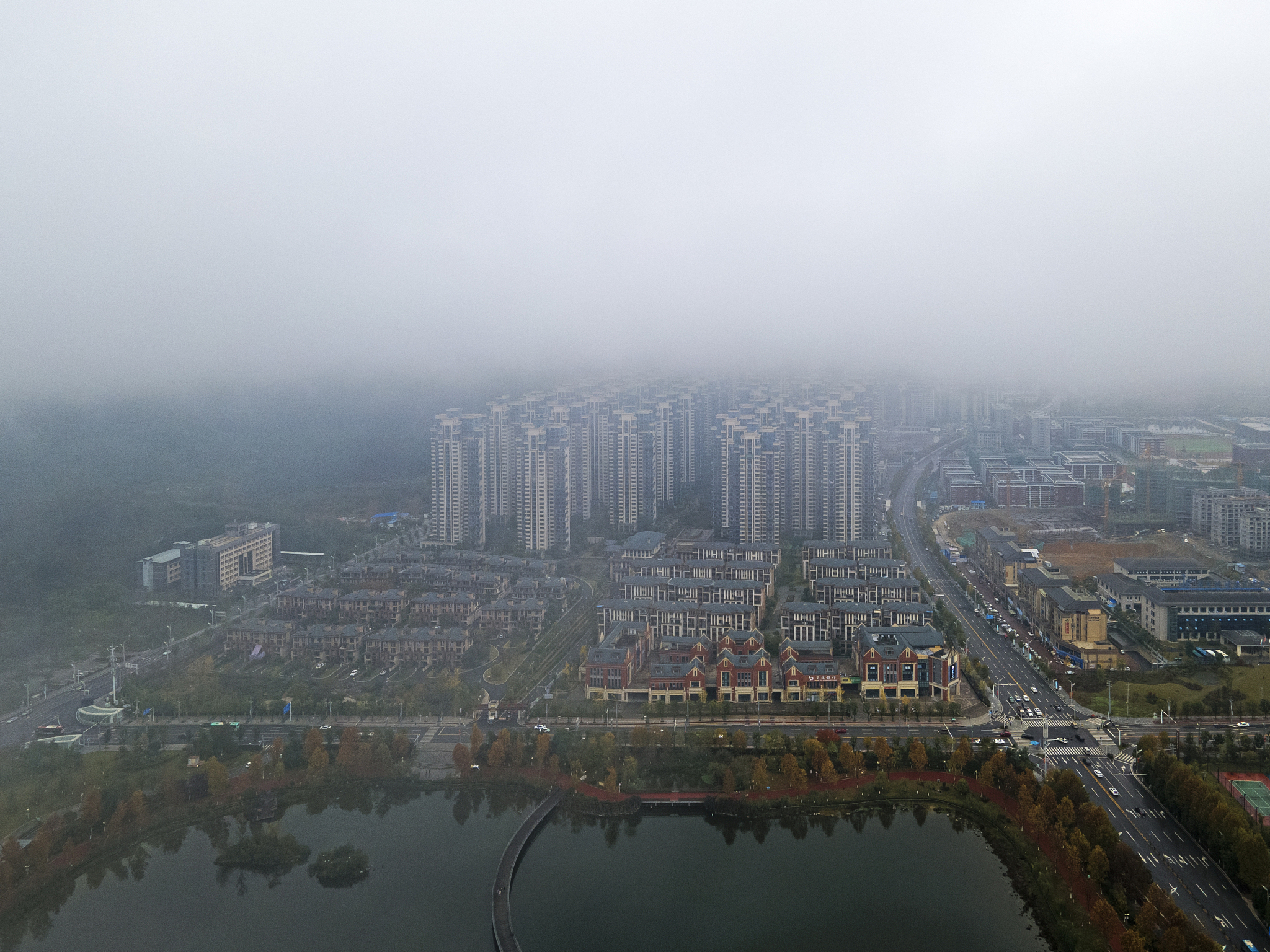 贵州遵义:浓雾降临 城市"直上云霄"