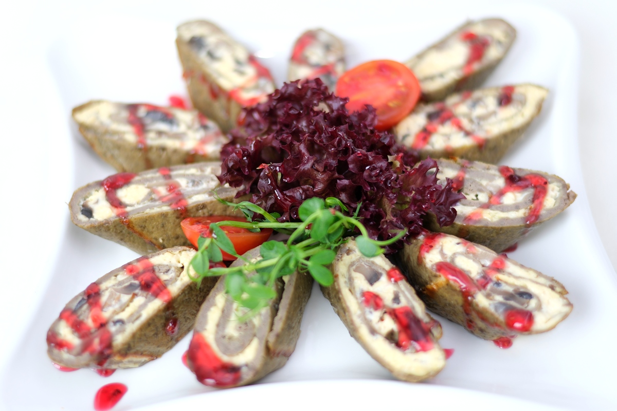 做一个去从成都出发去拉萨从青藏回的自驾游25天攻略推荐每天吃饭住宿的地方要求有本地特色用图表的形式输出