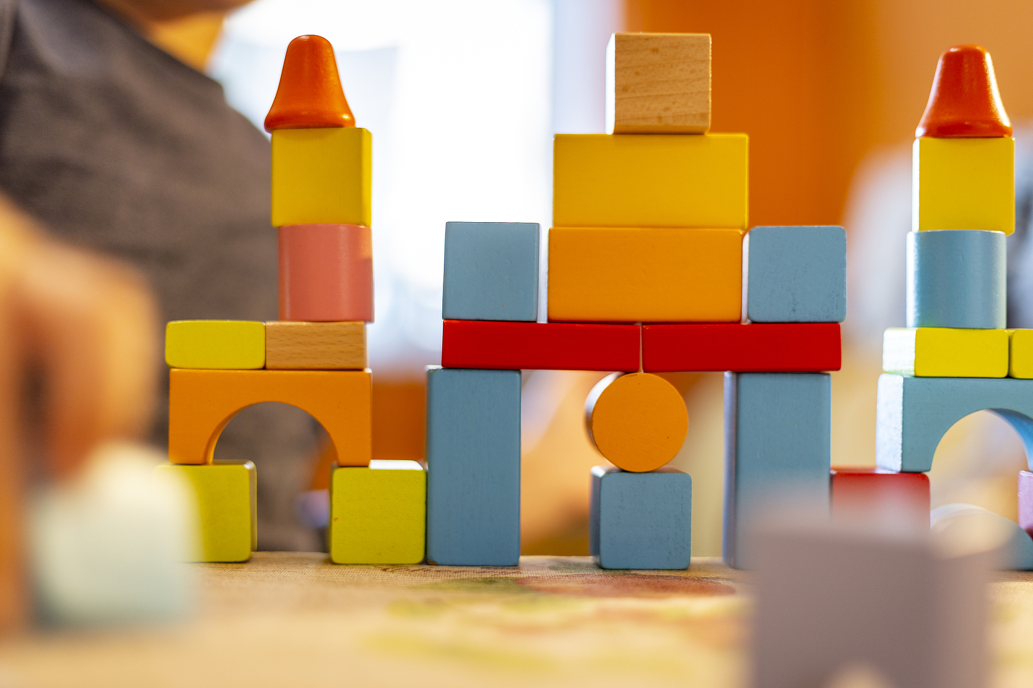 积木搭建成童年的城堡稚嫩的手无尽想象一块块方块一片片拼图幸福的时光在流淌。积木搭建成成长的桥梁壮实的手以上面的结构为模板如何续写押韵的诗歌