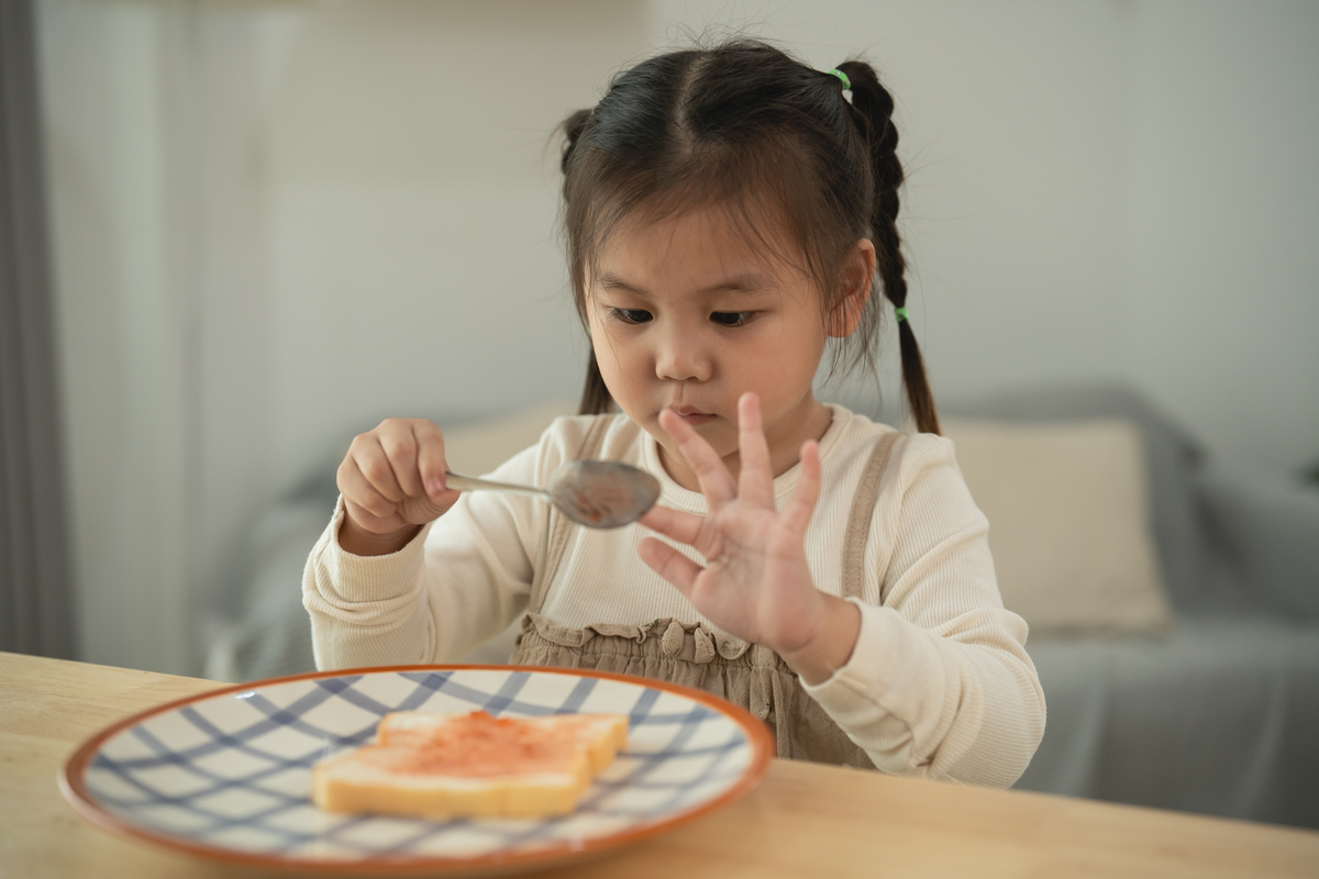 孩子满嘴食物说话喷人？原因分析及应对方法