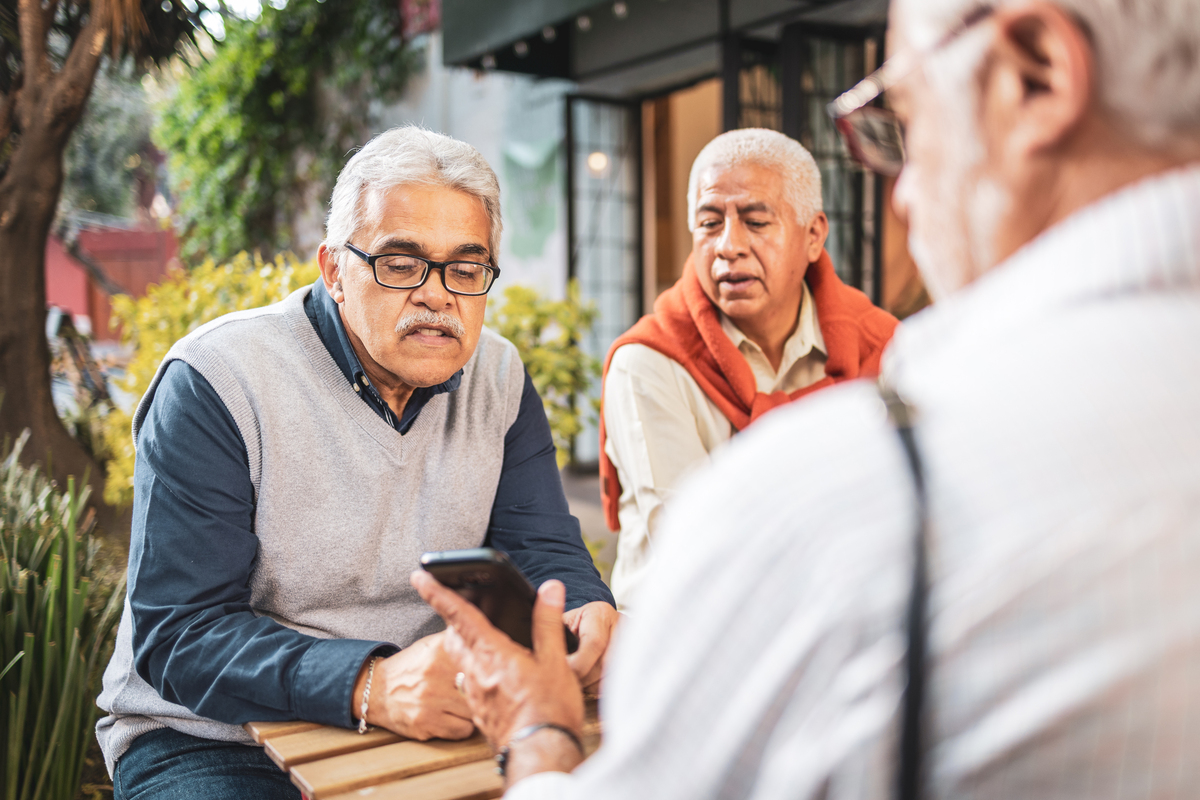 绝对空巢和非绝对空巢主在 孤独感 和 社会支持因子得分上的差异是显著的在 人际关系 因子得分和总分上的差异接近显著；绝对巢主和相对巢主在 孤独感 和 适应性 因子得分上的差异是显著的。绝对巢主和相对巢主在 孤独感和适应性因素上的差异是显著的。绝对空巢组在心理健康方面显示出来的问题主要是由长时间处于绝对空巢环境所引发的。