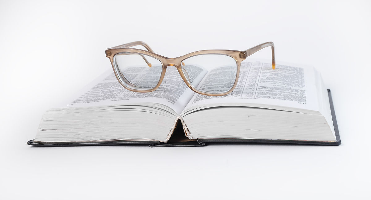 根据论文题目：双减背景下小学四年级阅读素养培养策略——整本书阅读的实践研究具体分析研究该课题的研究价值