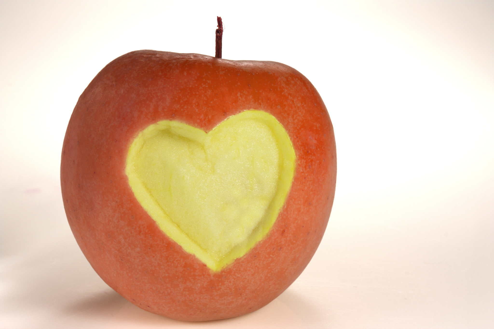 把四个苹果分给五个小朋友，只能切一刀，怎么分？