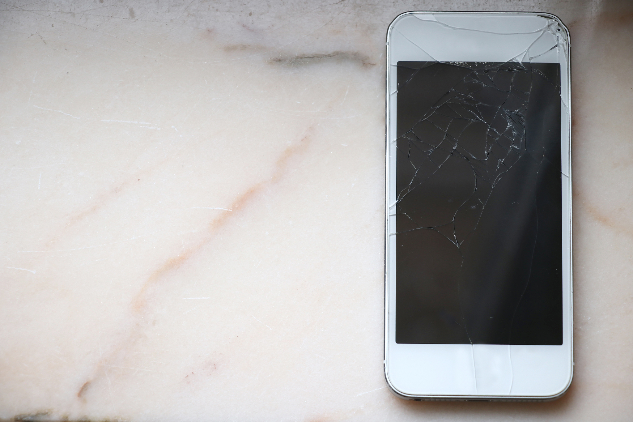 手机后盖像被腐蚀的斑点