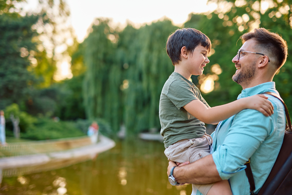 父亲节温馨时刻：父子公园合影