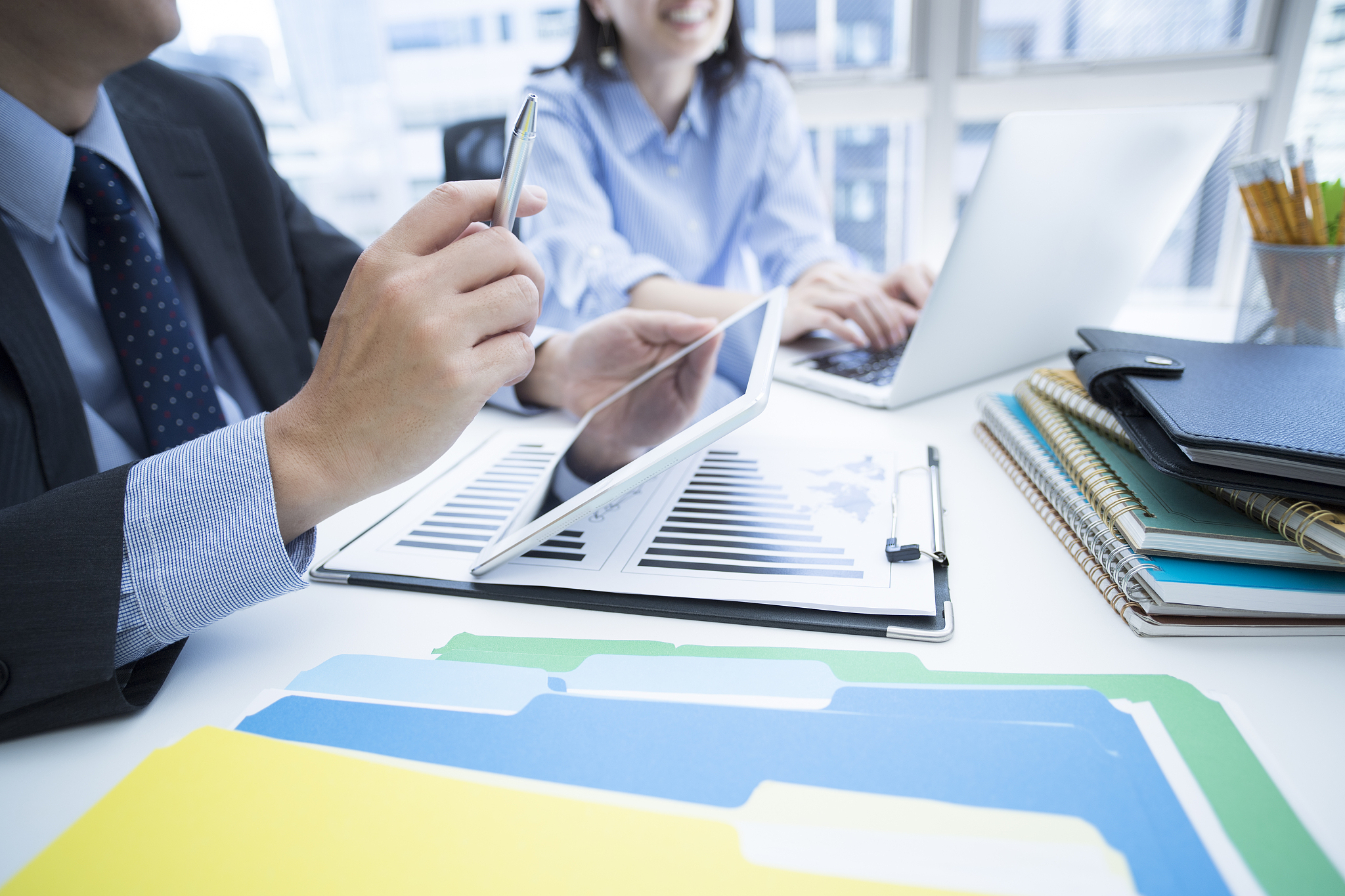 men and women to work at the desk