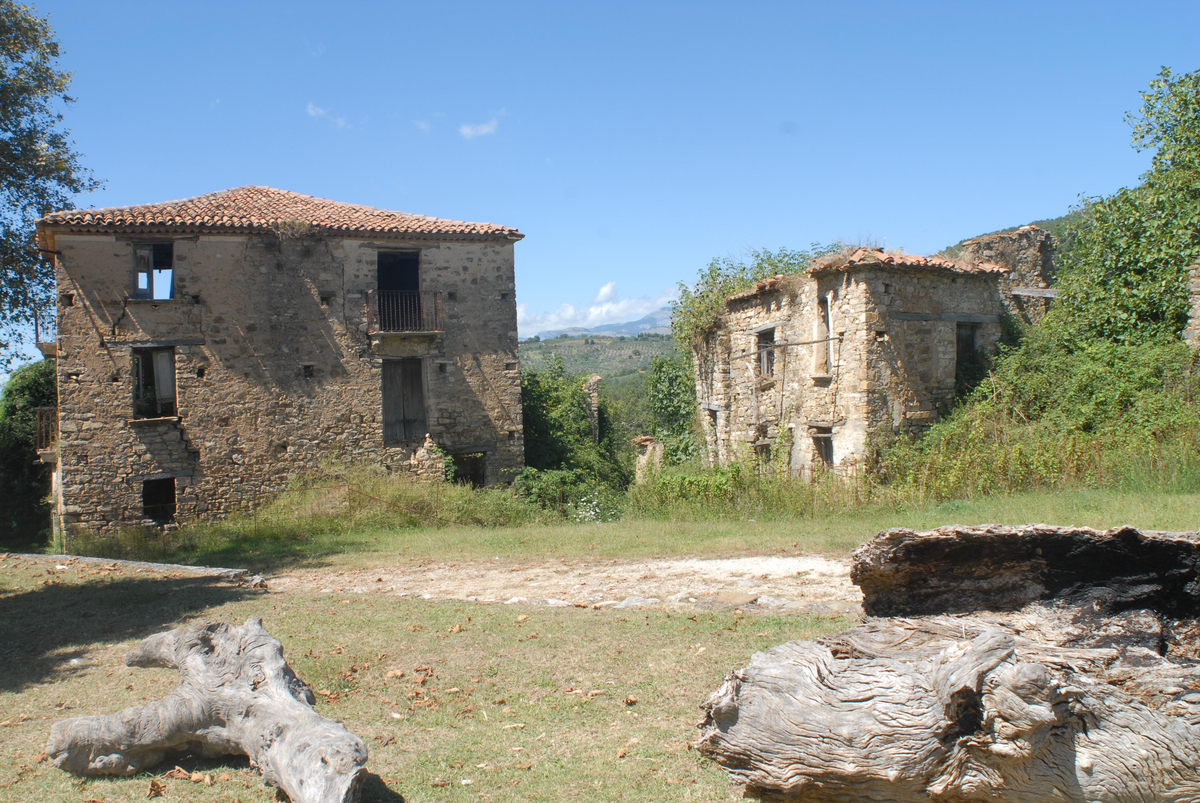一段描写位于荒山野岭外的别墅