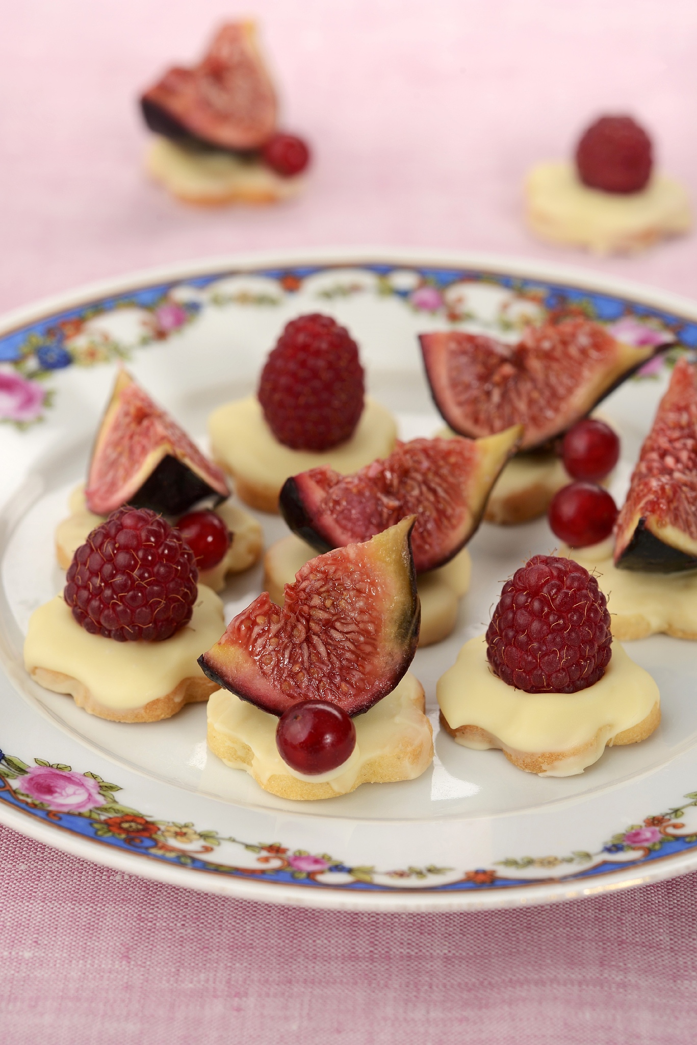 white chocolate and fresh fruit shortbread cookies