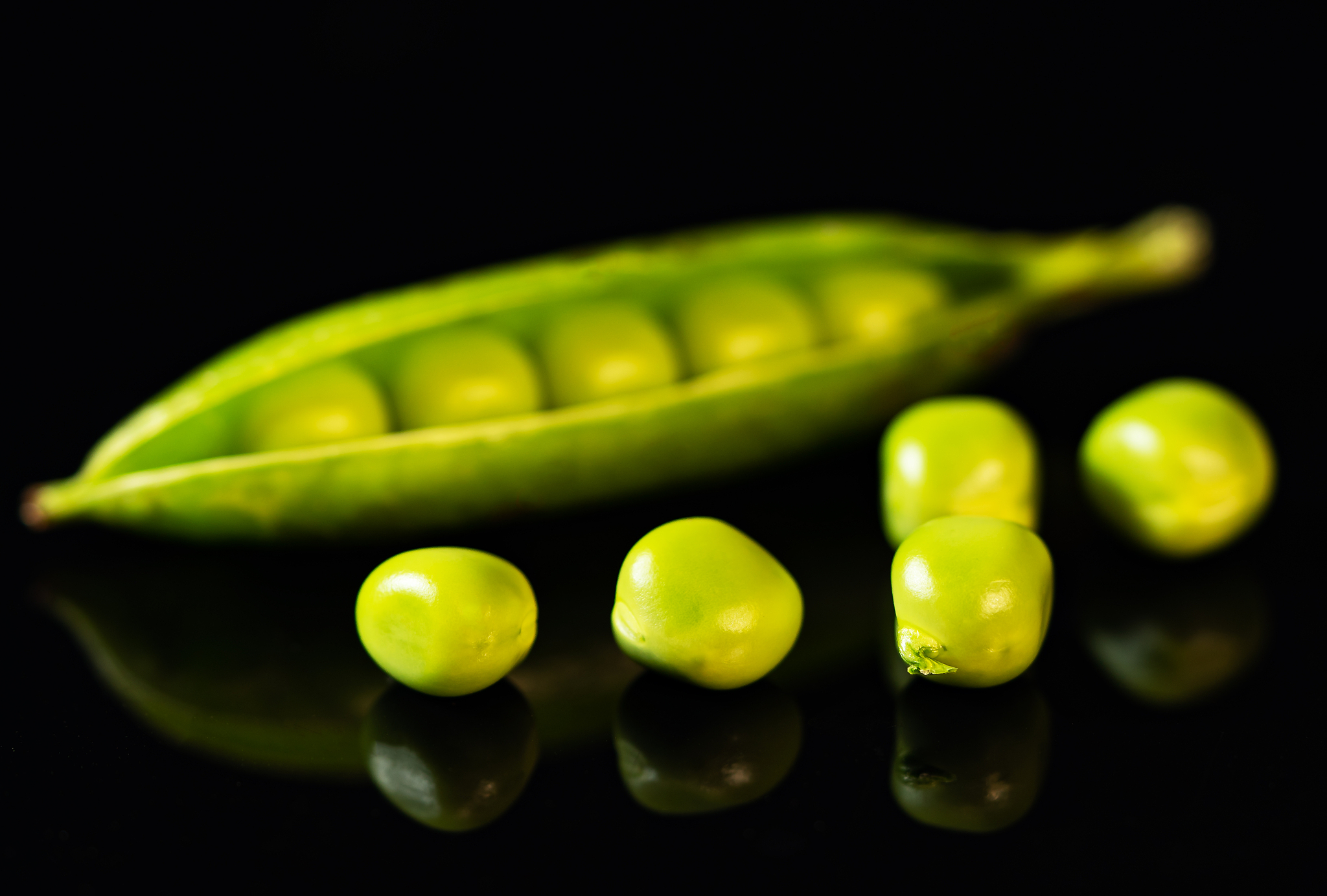 用黄色圆粒豌豆与绿色皱粒豌豆杂交后代有黄色圆粒70粒、黄色粒68粒、绿色圆粒73粒、绿色粒77粒。亲本的杂交组合是什么