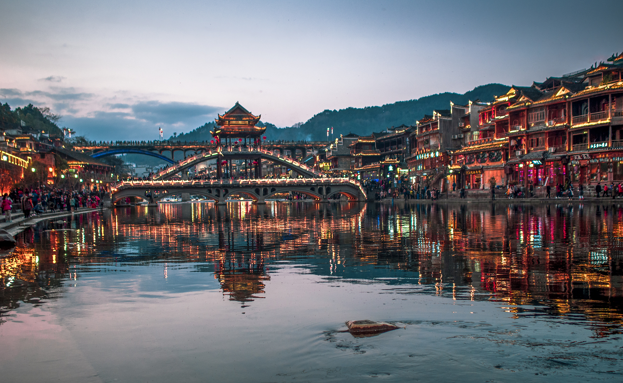 凤凰古城高铁旅游攻略：交通、景点、美食全攻略