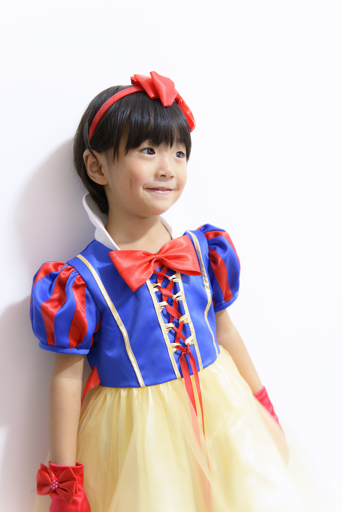 请推荐至少20中短发服装比较日常配饰较少的女性COS角色请使用动漫角色的名字