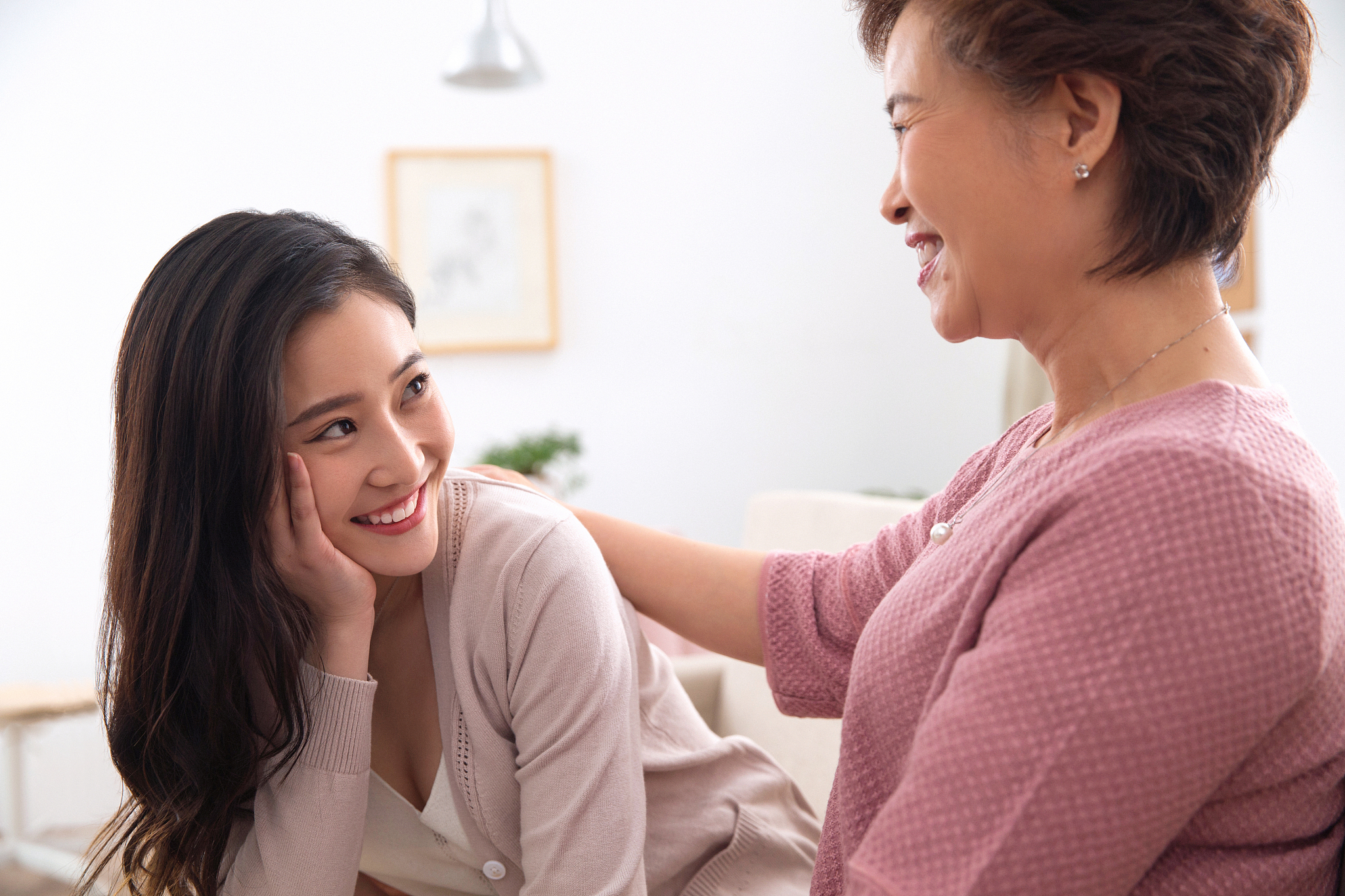 女朋友被妈妈管教委屈哭了，怎么哄她？