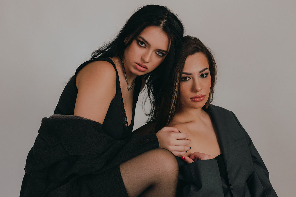 crie uma história de drama e suspense sobre uma Atriz Mirim chamada Larissa Manoela que sofria abusos psicológicos de uma mãe narcisista