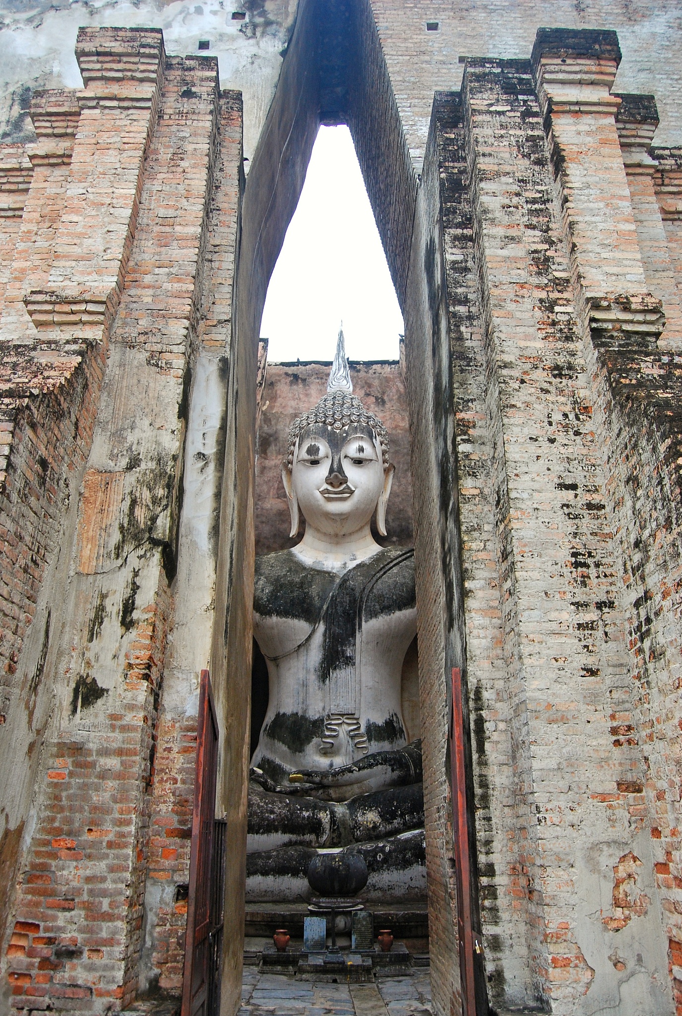 phra achana ancient buddha image of the si chum temple.