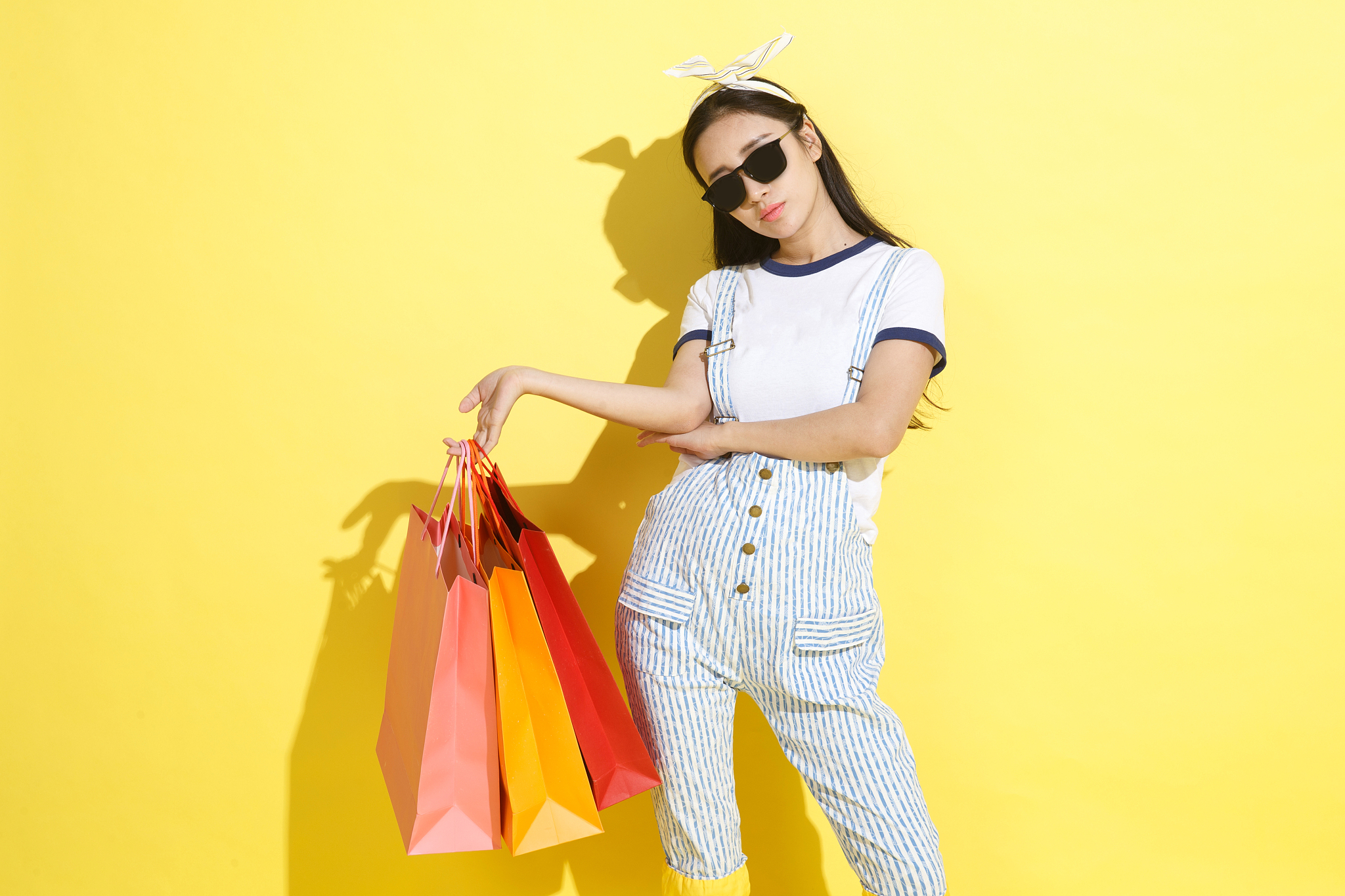 设计一个线上服装网店的网站包括风格定位消费者定位产品性能、外观、服务网页的页面布局、色彩、风格、内容、特色以及促销方式