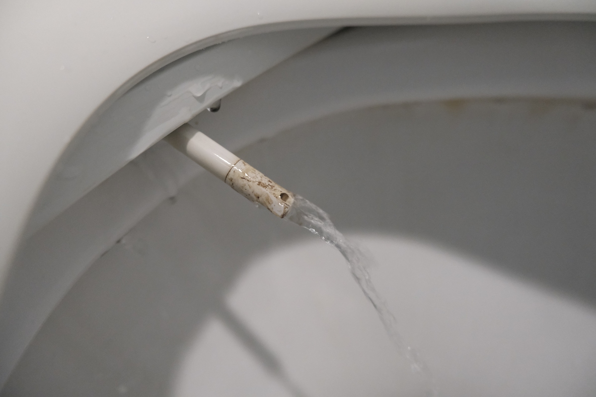 洗手间下水道时不时会反臭味但没有反水有什么办法清除下水道臭味？