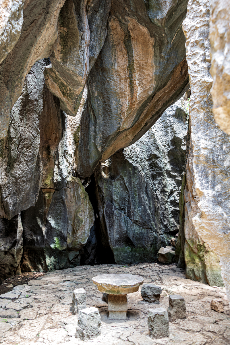 莲花山飞鹰崖孔洞形成原因：地质作用与溶蚀