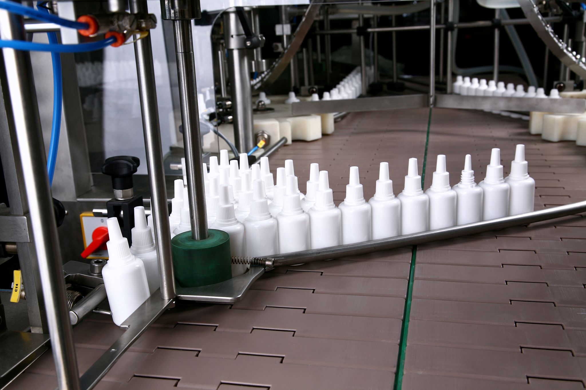 改写一下内容意思不要变：光固化过程产生的长寿命氧鎓离子活性种可在加热过程中继续诱导环氧树脂完成固化经过120 ℃、2 h的后固化打印构件的拉伸性能由50 MPa上升至60 MPa