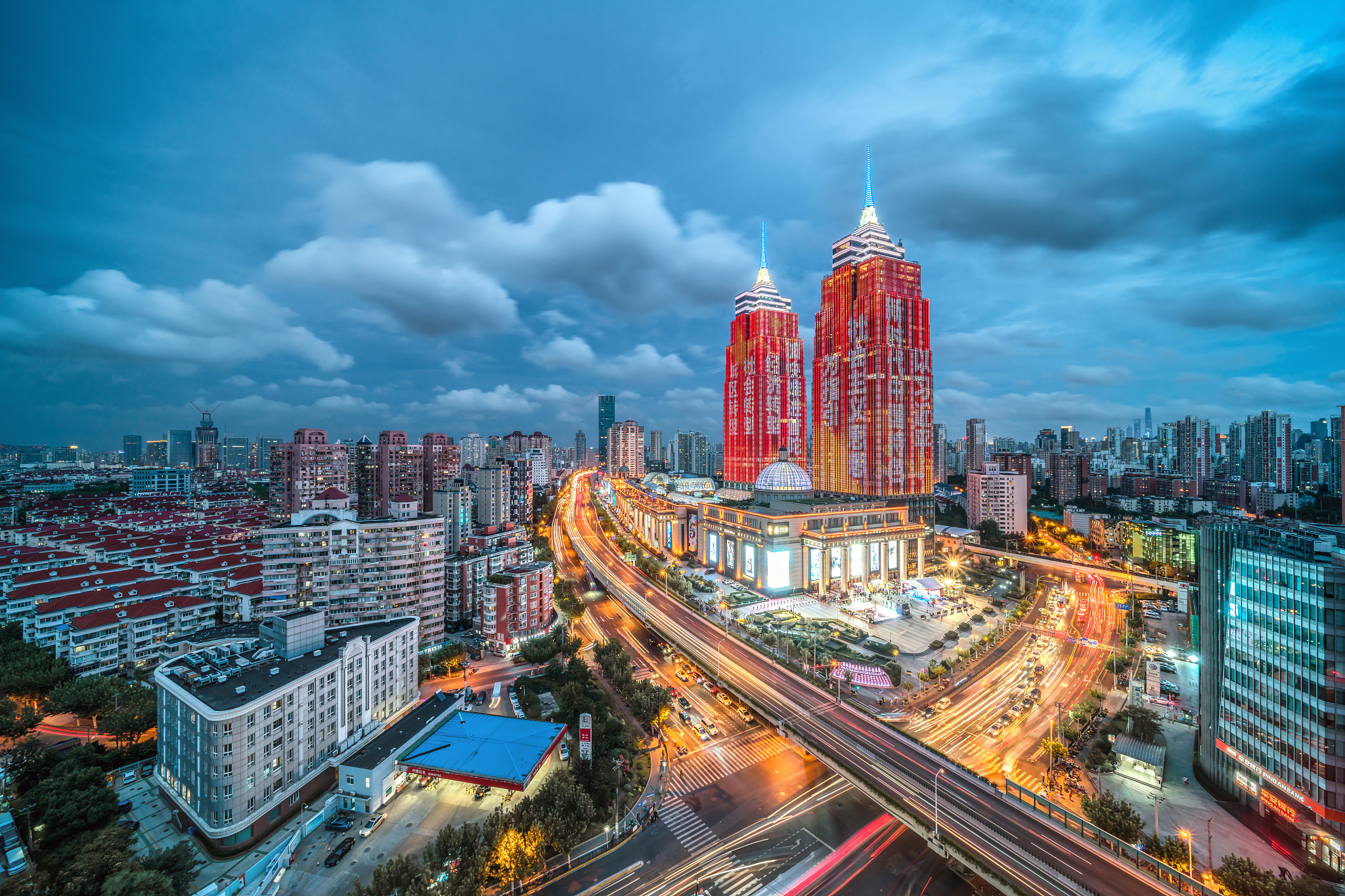 上海环球港双子塔傍晚亮灯全景