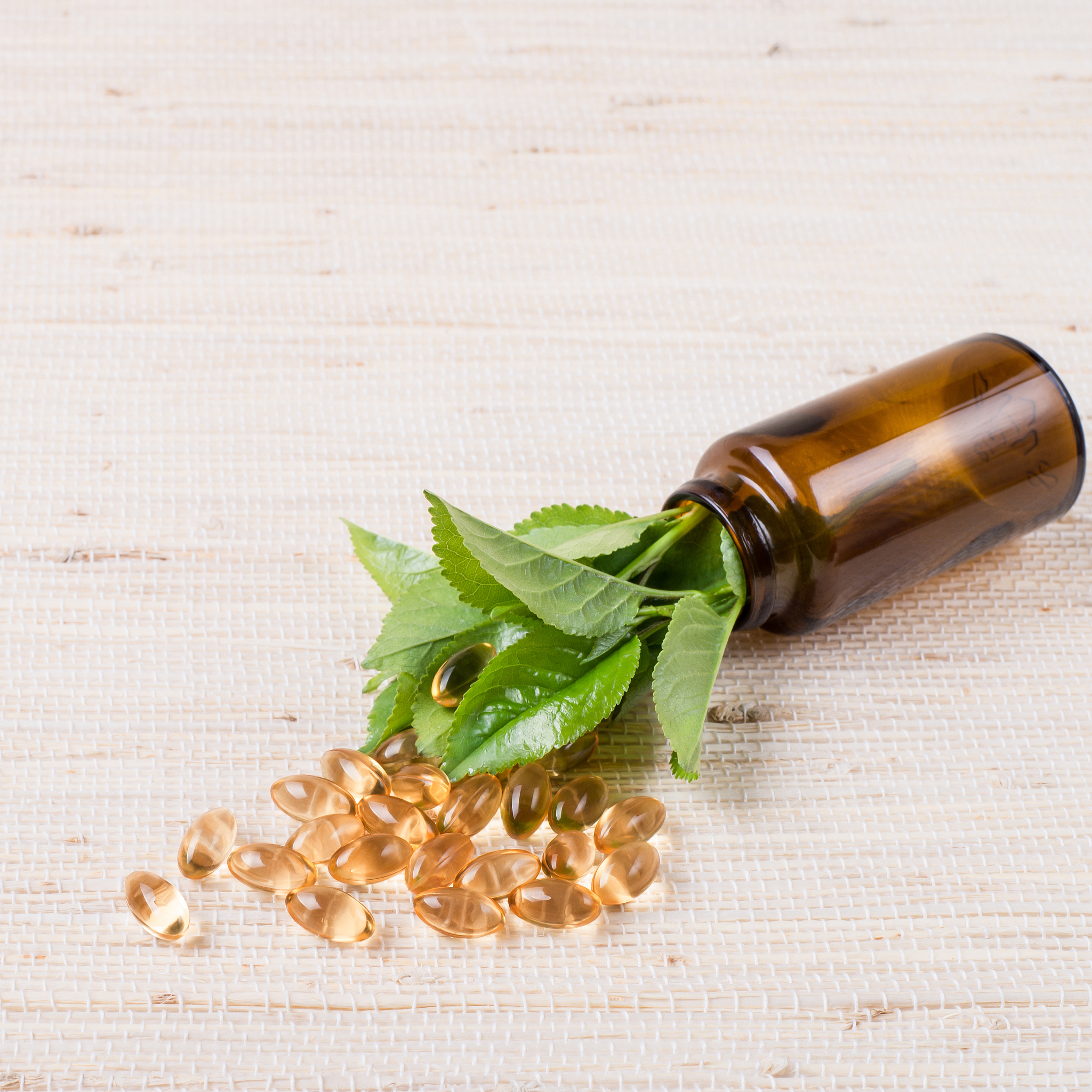 整理以下文字要求语言通顺措词有序花椒精油是一种挥发性油在光、热、氧等条件下化学性质不太稳定所以在运输、保存、使用方面受到一定限制19。利用高分子聚合物包埋花椒精油形成微胶囊可以提高花椒精油的稳定性。制作花椒精油微胶囊的壁材有明胶-多糖、海藻酸钠、阿拉伯胶、生香酿酒活性干酵母、羟丙基-β-环糊精、大豆分离蛋白制备干燥方法包括冷冻干燥、喷雾干燥、真空干燥等根据制备壁材不同制备方法也各异。制备壁材为明胶