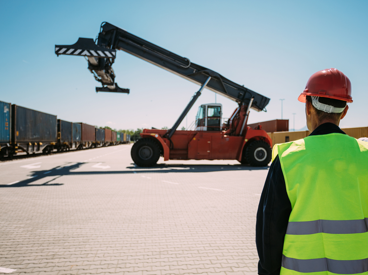 安全卸货：与工人沟通方案，确保安全作业