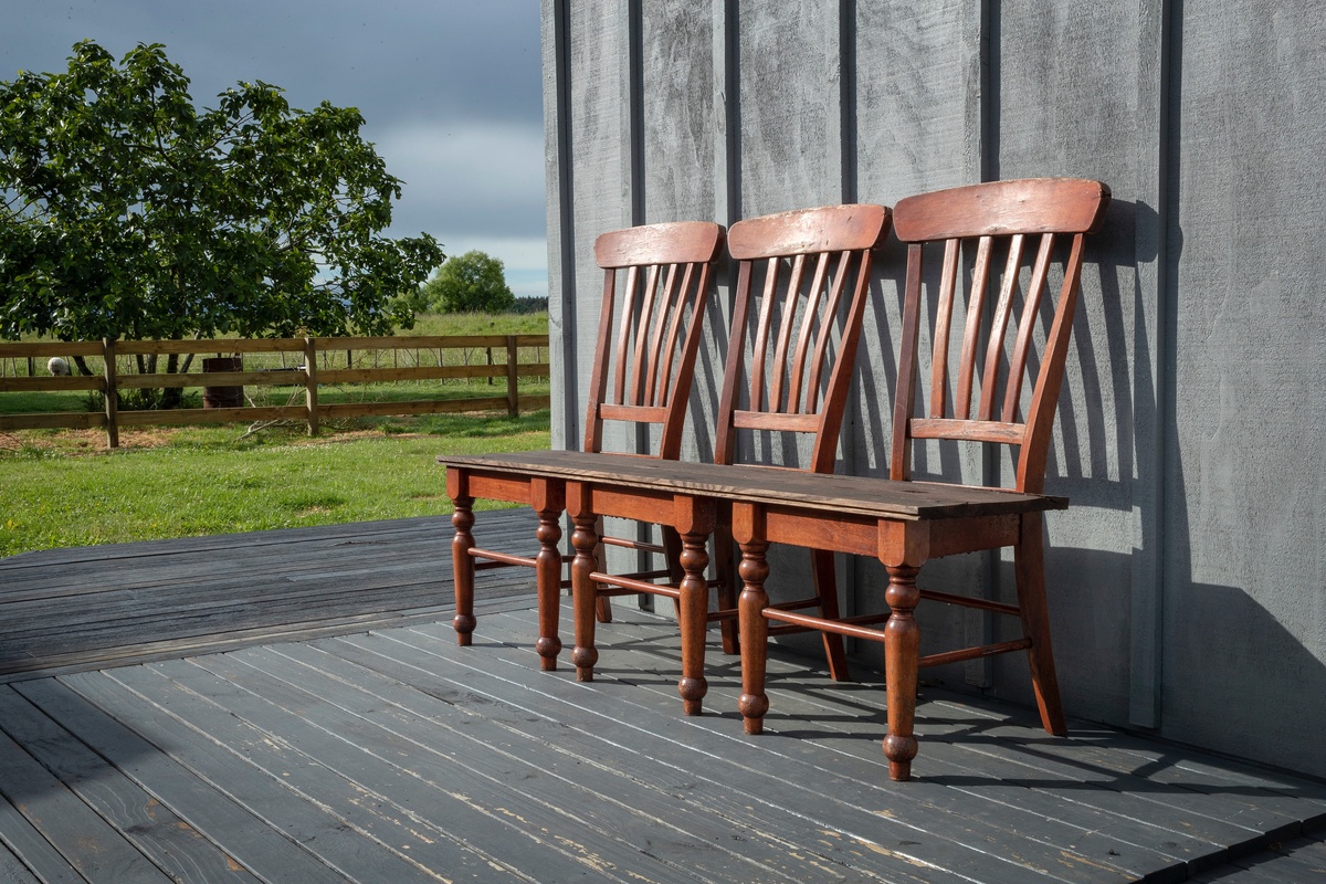 帮我简化以下产品描述使它精简明了。Looking for a stylish and comfortable saucer chair Look no further! OAKHAM rocking saucer chair is designed to fit seamlessly into any room decor Its sturdy black metal frame adds to