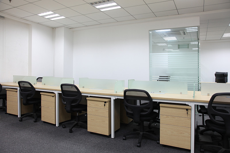 请写一个工位办公桌的闲鱼文案 要求转让原因为工厂倒闭产品材质售后