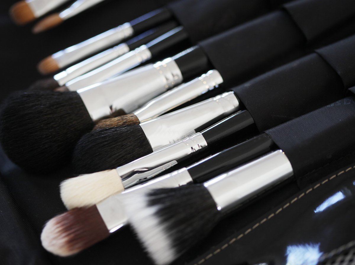 魔法粉底刷：让你的妆容如梦幻般完美！