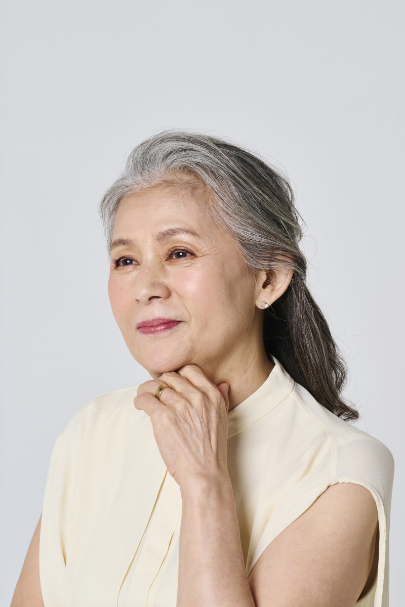 请描写一位65岁身体硬朗善良慈祥的老婆婆外貌