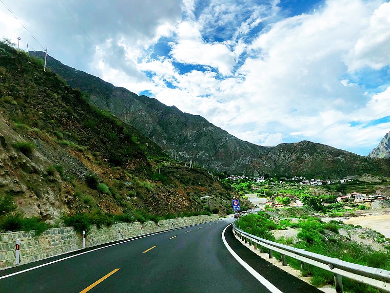 315u型公路：连接成都雅安，四川重要南北向交通干线