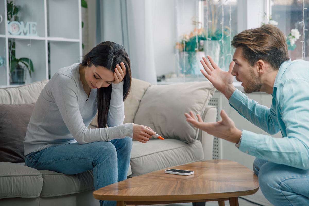 女朋友嫌弃男朋友家里脏后女朋友摔门而出