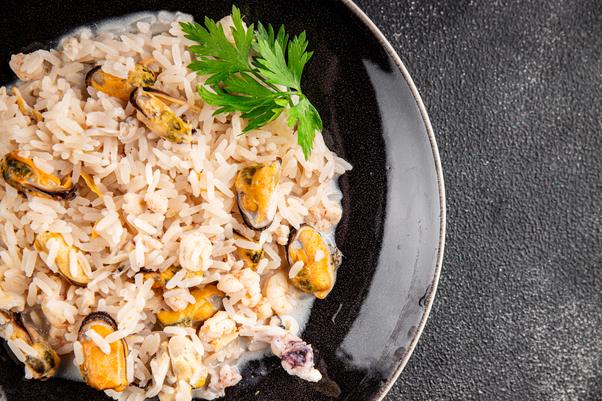 写一篇文章主角李祥心吃咸鱼的故事