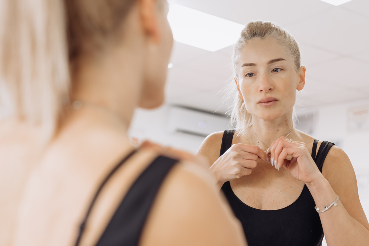 <strong>女人</strong>照镜子时正在戴项链
