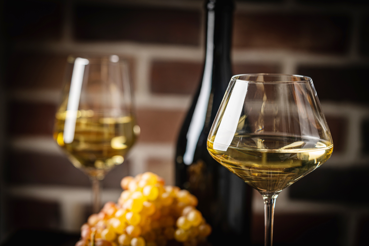 以 红酒是一种境界的提升。它的味道如同一杯沉淀过的人生。它的色泽如同一幅油画中的深邃。每一滴都是对内心的触动。为标题的短视频文案 不少于150字