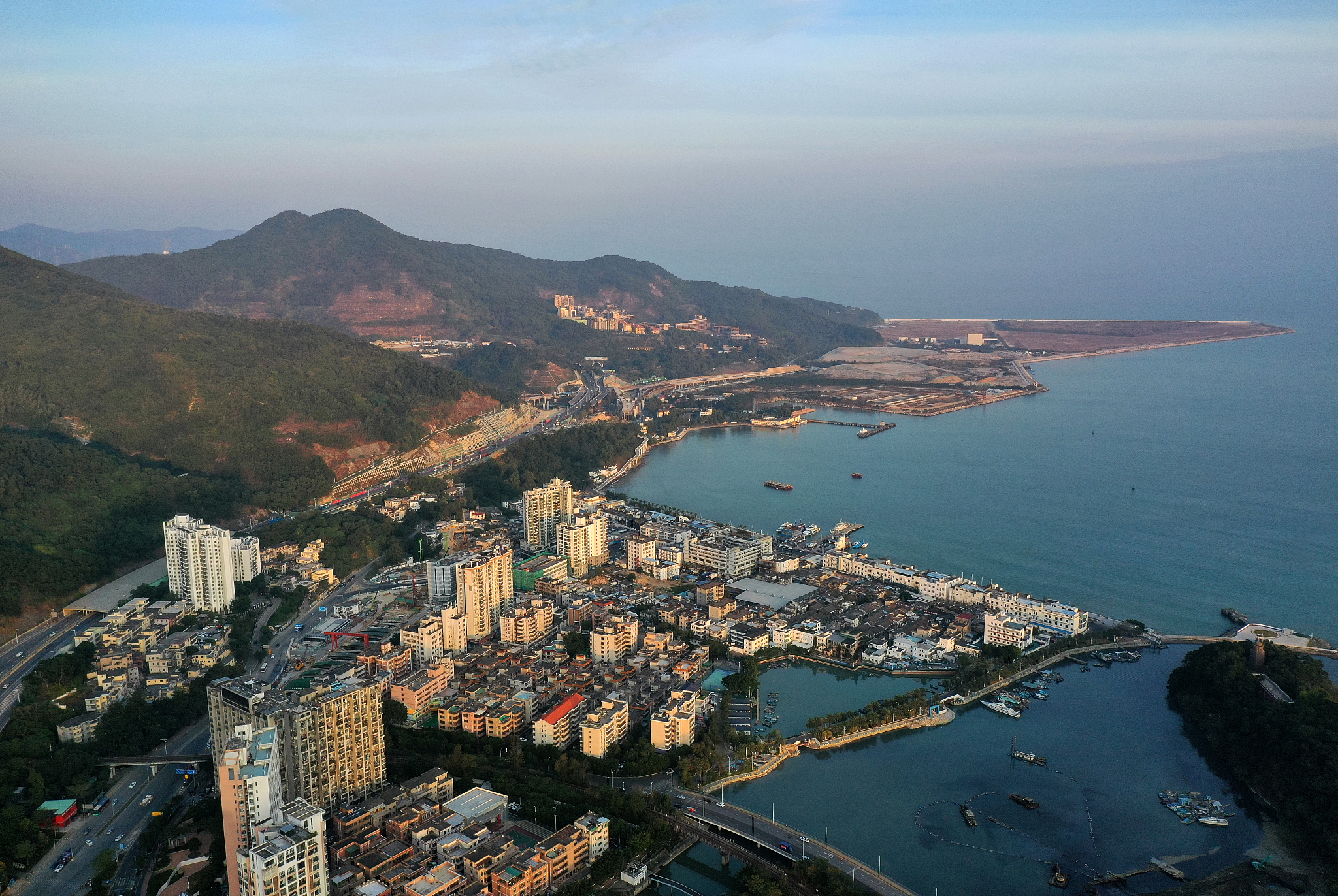 广东省深圳市盐田区盐田港夕阳下的渔民新村