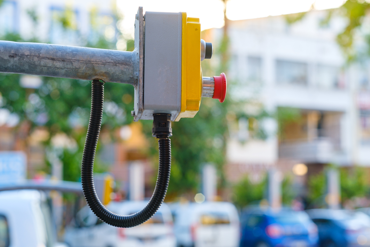 禁止使用高压水枪清洗电器部件