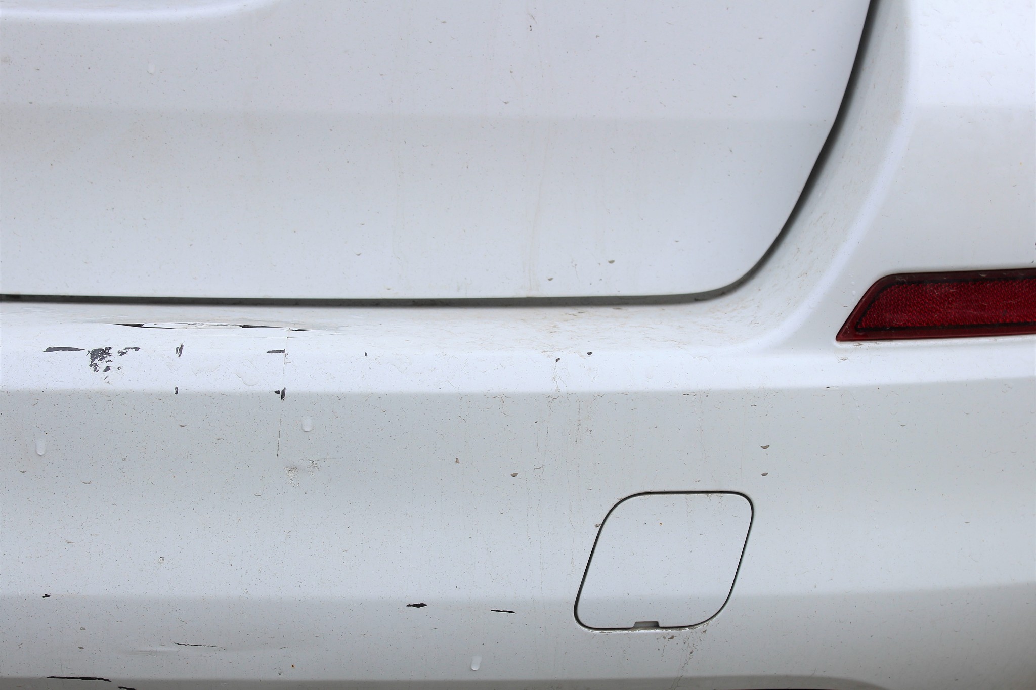 奥迪A6L后杠亮条凹陷修复：专业服务，完美恢复！