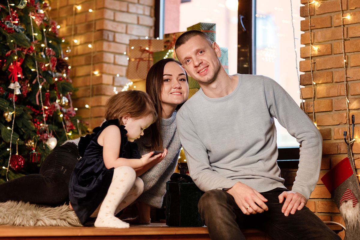 我妈说，我以后上大学她要去当宿管，以后要跟我住一起，我真的要疯了，她在无孔不入地入侵我的生活。我向他们出柜，我妈说如果我带女的回来她就砍死那个女的，我只能找女的给我爸睡。我不同意她还说我自私