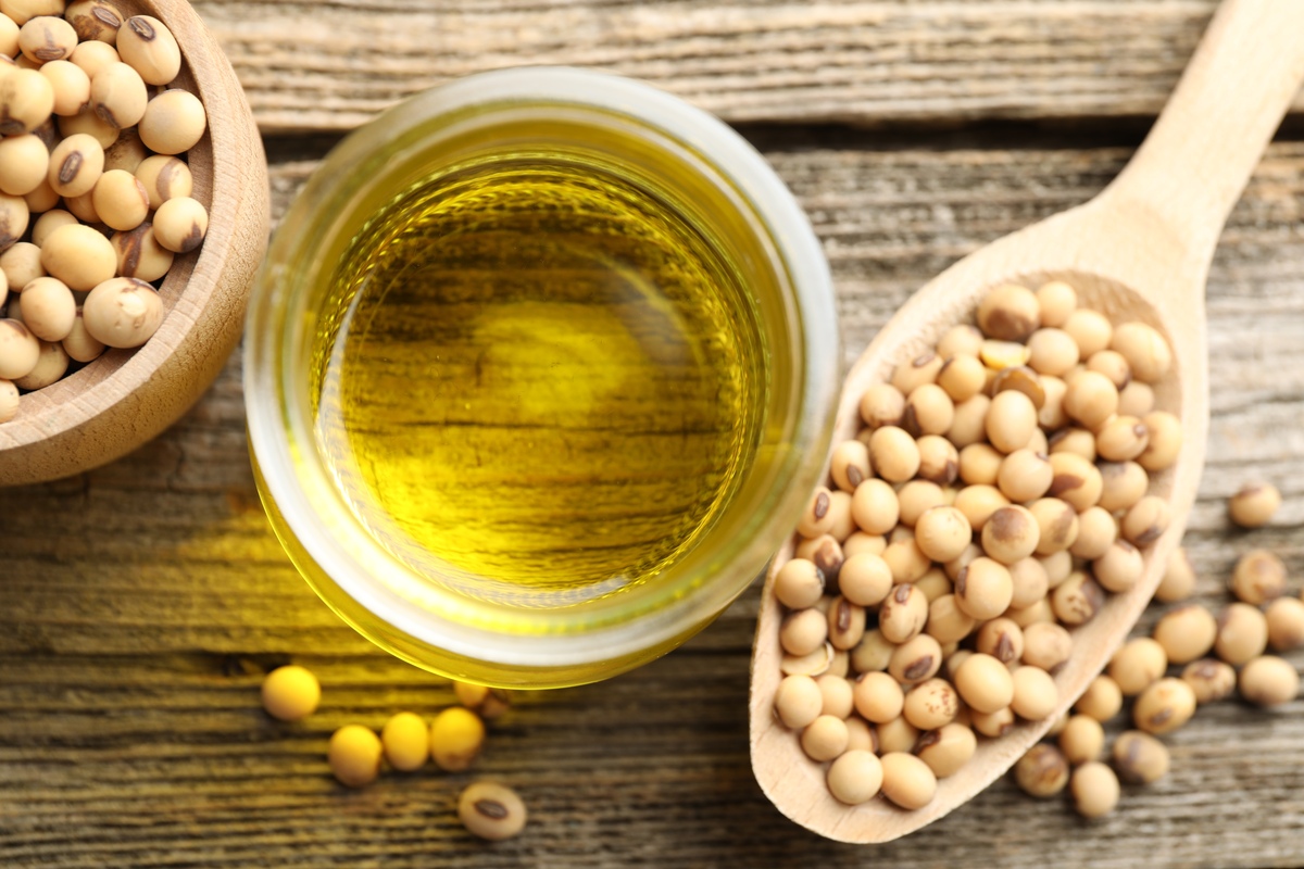 提取下列描述中的关键信息凝练为一个食品化学讨论题：中国的大豆依赖进口主要原因是要保障食用油供应蛋白质和碳水化合物的安全可以保障但如何保证中国的油脂安全