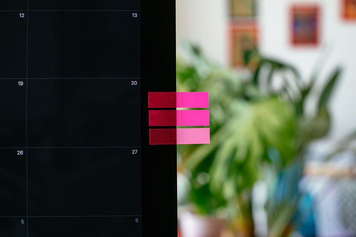 换个说法：选取均值为0方差分别为0005001的斑点噪声进行攻击实验实验结果如图4-5所示。在遭受了不同程度的斑点噪声攻击后水印图像的颜色信息出现失真但是从视觉上依然能够直观辨认出水印内容。