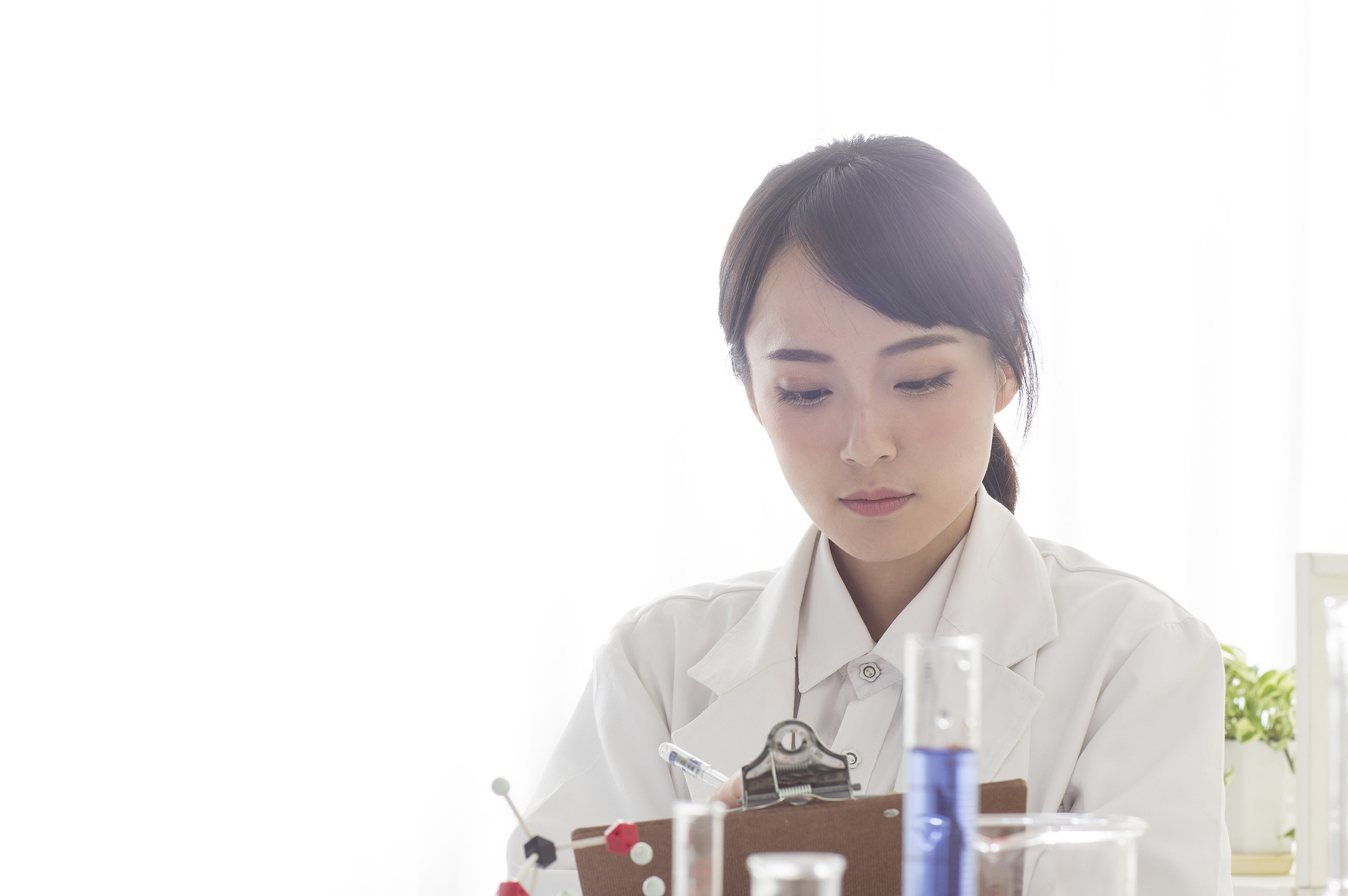 一位女性科学家在记录基因改造结果